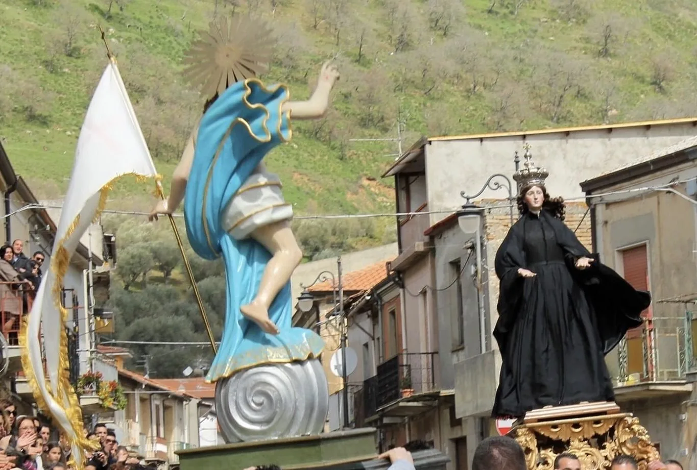 Le statue del Cristo risorto con il manto azzurro e della Madonna vestita di nero portate in processione tra le case di Stefanaconi il giorno di Pasqua